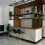 Courtyard Long דירה *