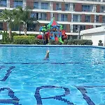 Courtyard Long דירה