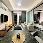 Courtyard Long דירה