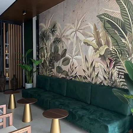 Courtyard Long Daire