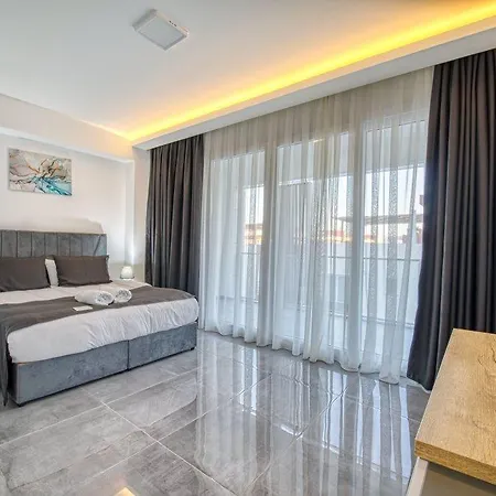 Daire Courtyard Long