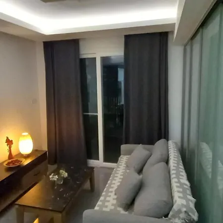 Courtyard Long Apartment *