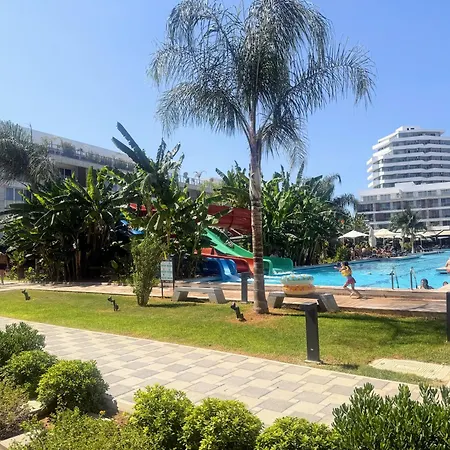 Courtyard Long דירה