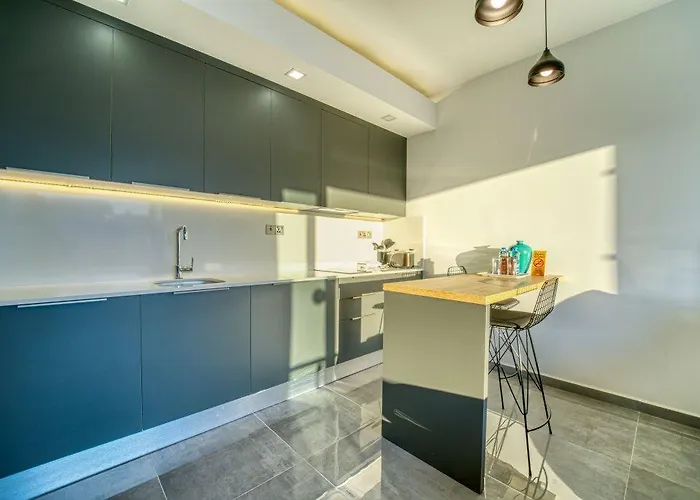 Courtyard Long Apartment *