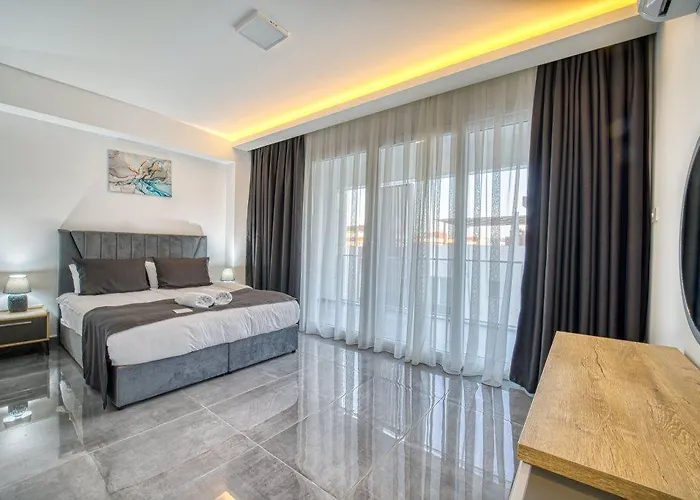 Apartment Courtyard Long