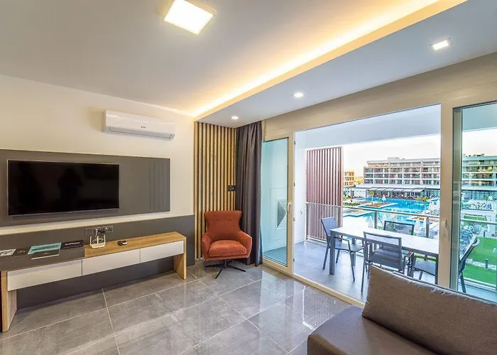 Apartment Courtyard Long