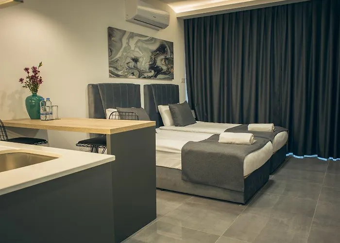 Apartment Courtyard Long