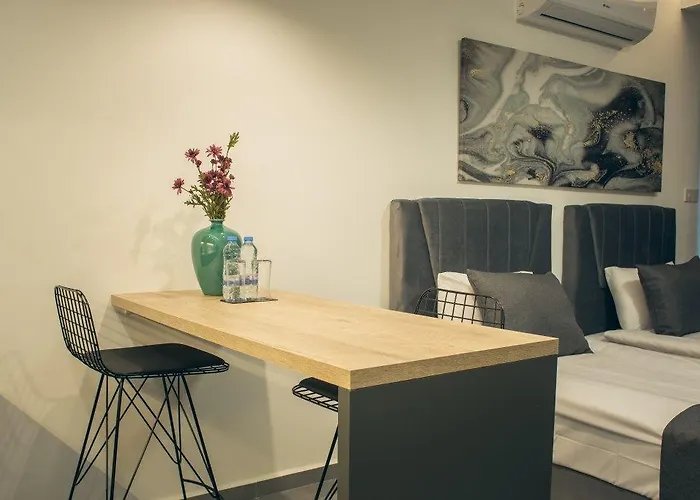 Apartment Courtyard Long