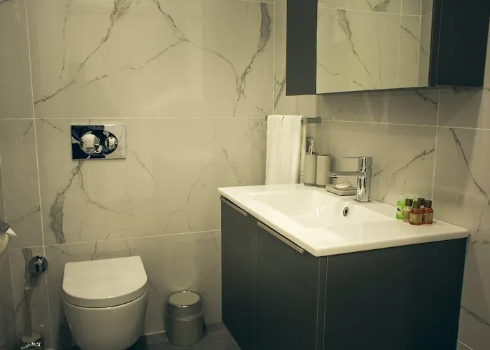 Courtyard Long Apartment *