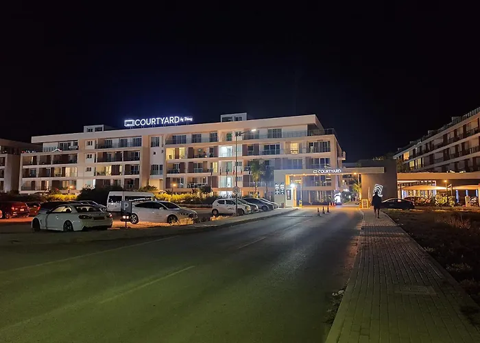 Apartment Courtyard Long